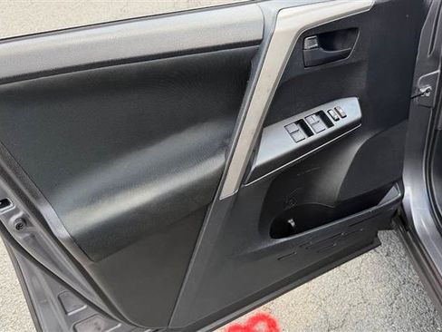 Used 2017 Toyota RAV4 LE AWD/4WD image 7