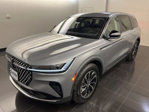 Used 2025 Lincoln Nautilus Premier image 3