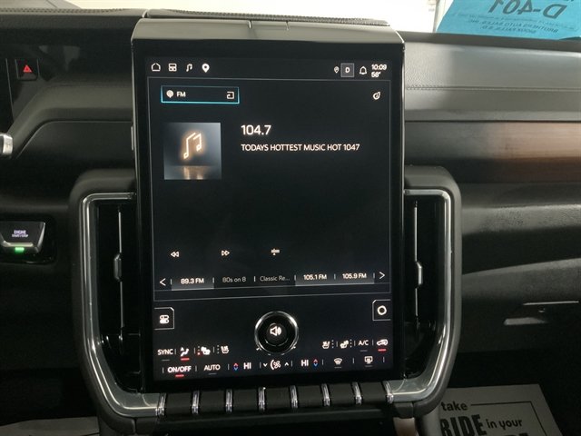 Used 2025 GMC Yukon XL Denali AWD/4WD image 32