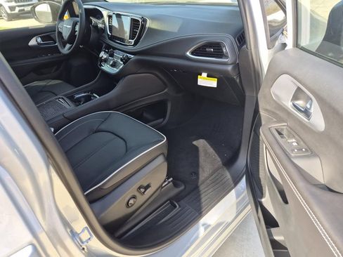 New 2026 Chrysler Pacifica Limited w/ S Appearance Package FWD image 7