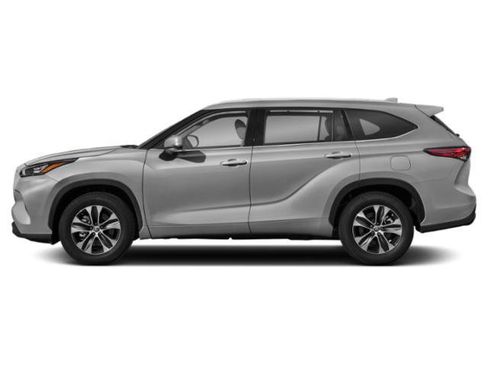 Used 2022 Toyota Highlander XLE AWD/4WD image 3