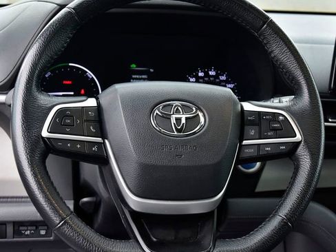 Certified 2024 Toyota Sienna XLE image 18