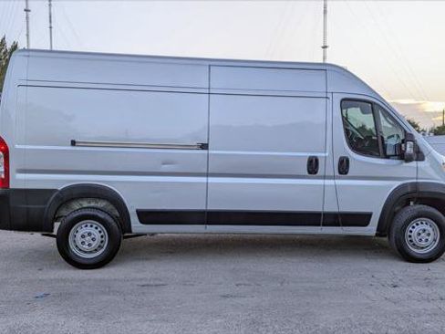 Used 2024 RAM ProMaster 2500 w/ Premium Convenience Group FWD image 9
