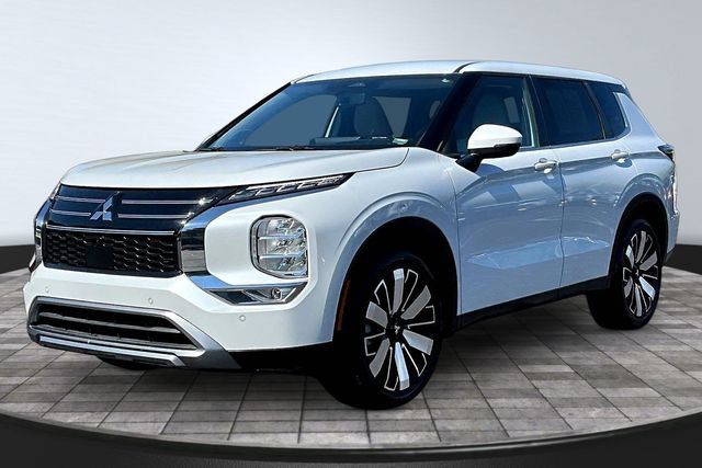 Used 2025 Mitsubishi Outlander SE FWD image 1