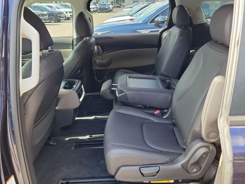 New 2026 Kia Carnival FWD image 15