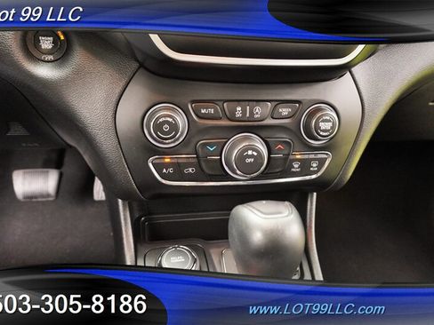 Used 2019 Jeep Cherokee Latitude Plus w/ Cold Weather Group AWD/4WD image 22