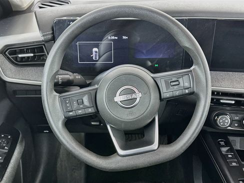 Used 2025 Nissan Kicks SV AWD/4WD image 17