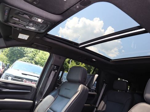 Used 2021 GMC Yukon Denali w/ Denali Ultimate Package AWD/4WD image 17