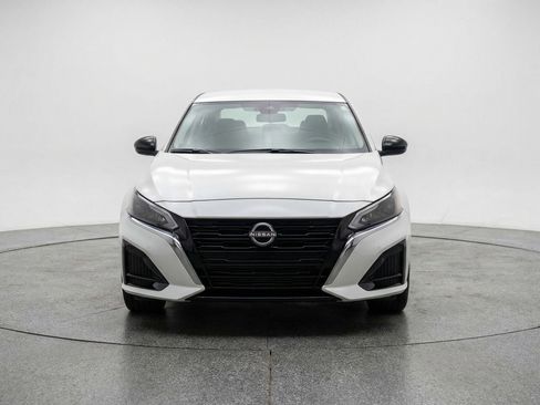 Used 2025 Nissan Altima 2.5 SV FWD image 2