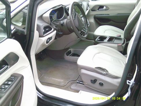 Used 2017 Chrysler Pacifica Touring-L image 10