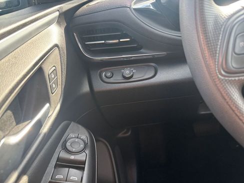 Used 2025 Buick Envista Preferred image 32