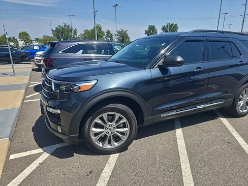 Used 2022 Ford Explorer XLT w/ Equipment Group 202A AWD/4WD image 2