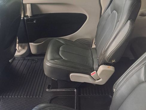 Used 2017 Chrysler Pacifica Touring FWD image 3