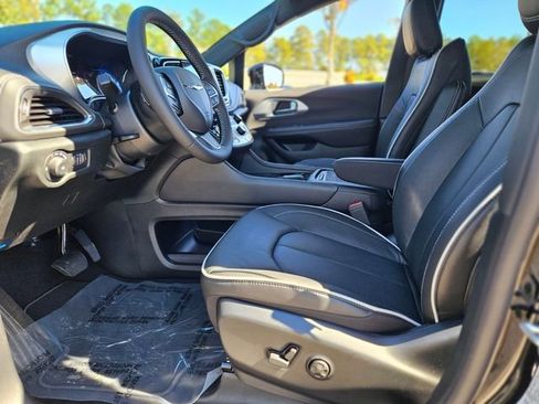New 2026 Chrysler Pacifica Limited image 8