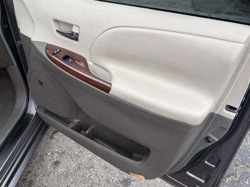 Used 2011 Toyota Sienna XLE image 13