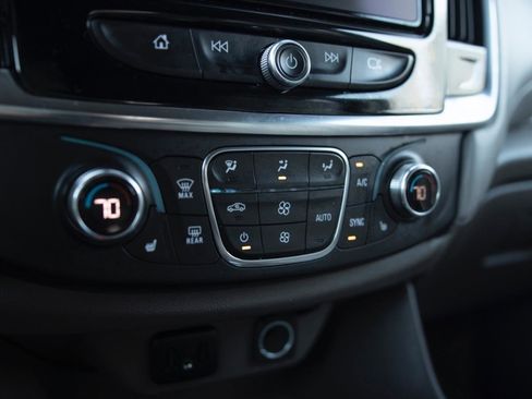 Used 2020 Chevrolet Traverse LT w/ Driver Confidence II Package image 9