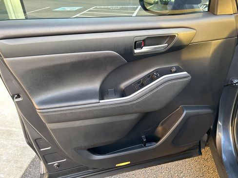 Used 2023 Toyota Highlander XLE image 25