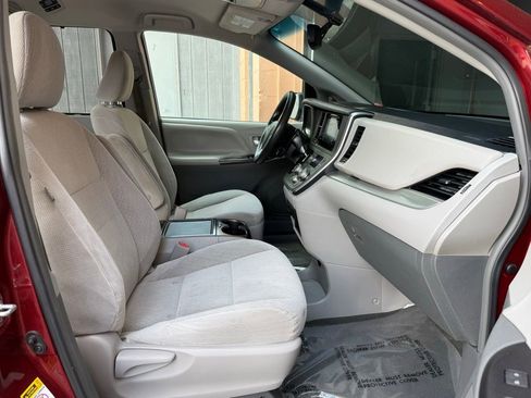 Used 2017 Toyota Sienna LE FWD image 16