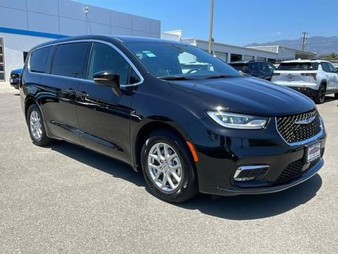Used 2025 Chrysler Pacifica Select FWD image 32