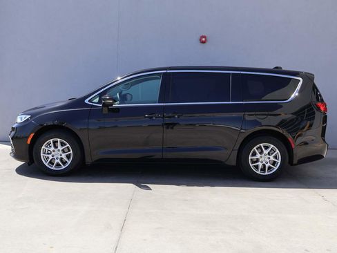 Used 2024 Chrysler Pacifica Touring-L FWD image 2