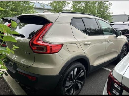 Certified 2025 Volvo XC40 B5 Plus AWD/4WD image 11