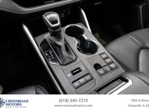 Used 2023 Toyota Highlander XLE AWD/4WD image 49