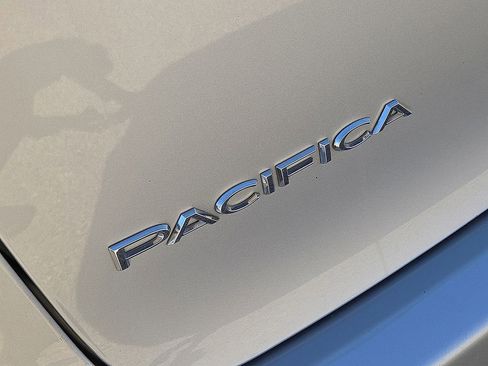 Used 2024 Chrysler Pacifica Select image 11