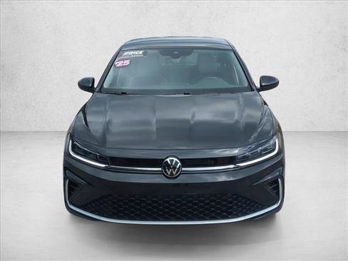 Used 2025 Volkswagen Jetta SE FWD image 2