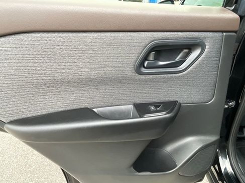 Used 2023 Nissan Rogue S image 21