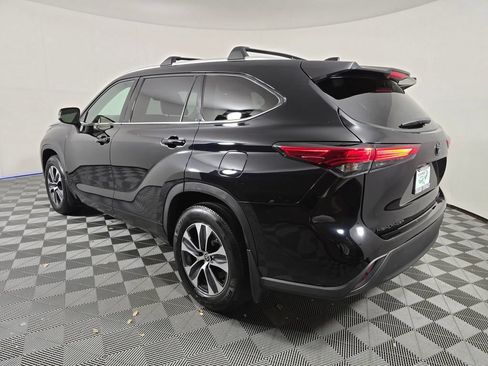 Used 2022 Toyota Highlander XLE AWD/4WD image 5