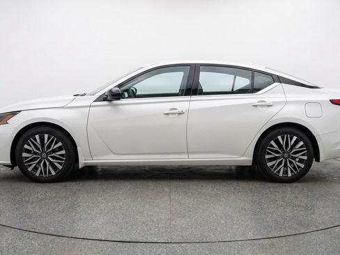 Used 2025 Nissan Altima 2.5 SV FWD image 5