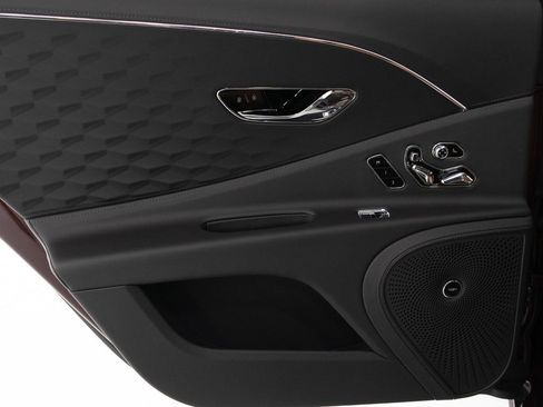 Used 2025 Bentley Flying Spur Plug-In Hybrid image 22