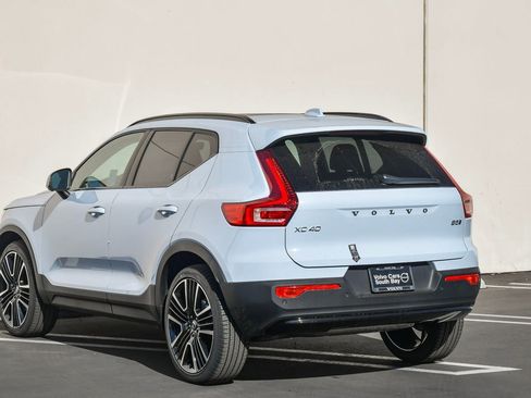 Certified 2025 Volvo XC40 B5 Ultra w/ Climate Package image 9