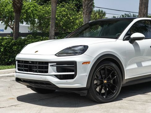 Used 2024 Porsche Cayenne S AWD/4WD image 2