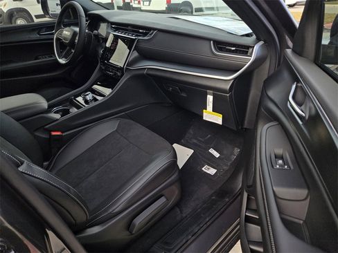 New 2025 Jeep Grand Cherokee L Altitude image 8