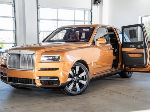 Used 2023 Rolls-Royce Cullinan w/ Cullinan Package image 2