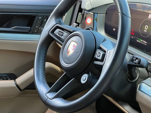 Certified 2024 Porsche Cayenne Coupe AWD/4WD image 35