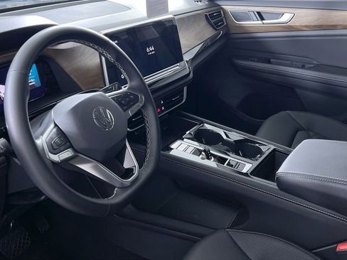 Used 2025 Volkswagen Atlas SE image 29