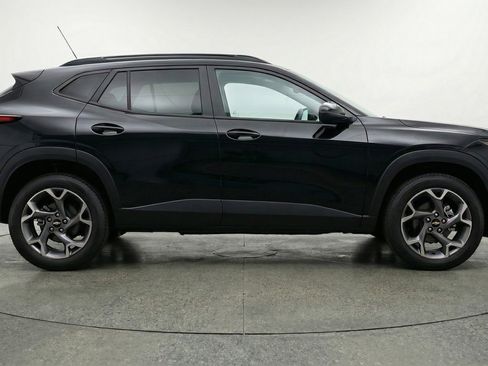 Used 2025 Chevrolet Trax LT w/ LT Convenience Package FWD image 8