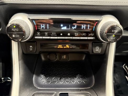 Used 2025 Toyota RAV4 XLE FWD image 34