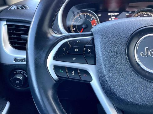 Used 2018 Jeep Cherokee Trailhawk image 23