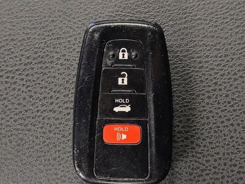 Used 2018 Toyota Camry XLE FWD image 32