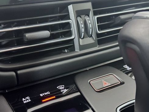 Certified 2025 Porsche Macan AWD/4WD image 18