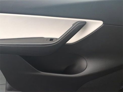 Used 2021 Tesla Model Y Long Range image 13