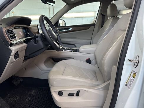 Used 2025 Volkswagen Atlas SE FWD image 13