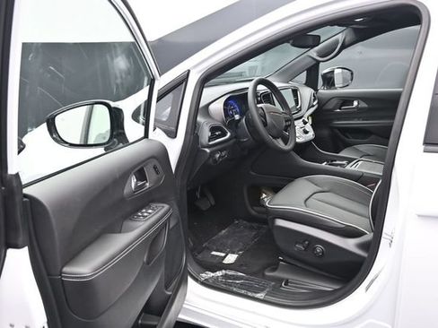 New 2027 Chrysler Pacifica Limited AWD/4WD image 11