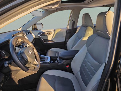 Used 2020 Toyota RAV4 XLE Premium image 9