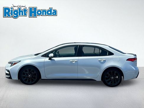 Used 2025 Toyota Corolla SE FWD image 3