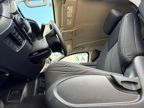 Used 2017 Nissan Titan SV image 13