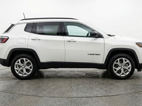 Used 2025 Jeep Compass Latitude AWD/4WD image 11